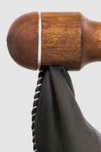 Kép betöltése a galériamegjelenítőbe: Swing kézisúly - Diófa, fekete bőr - 2 darabos szett