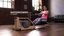 Videó betöltése és lejátszása a galériamegjelenítőben: WaterRower A1 Studio - Tölgyfa
